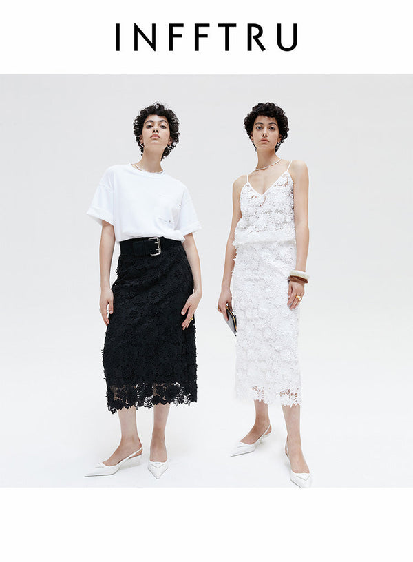 Elegant blonde nederdel med hvide blomster